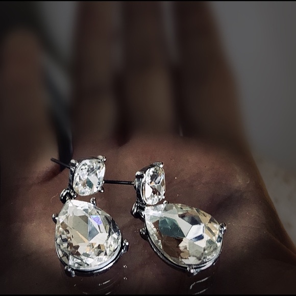 Elegant crystal dangle stud earrings - Picture 3 of 4